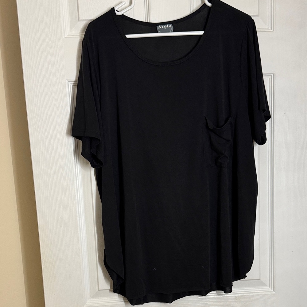 ARULA Classic Black Short Sleeve Top
